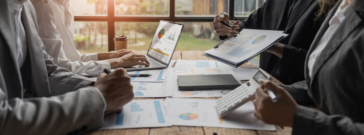 professional asian business adviser meeting to ana 2022 11 18 01 47 50 utc